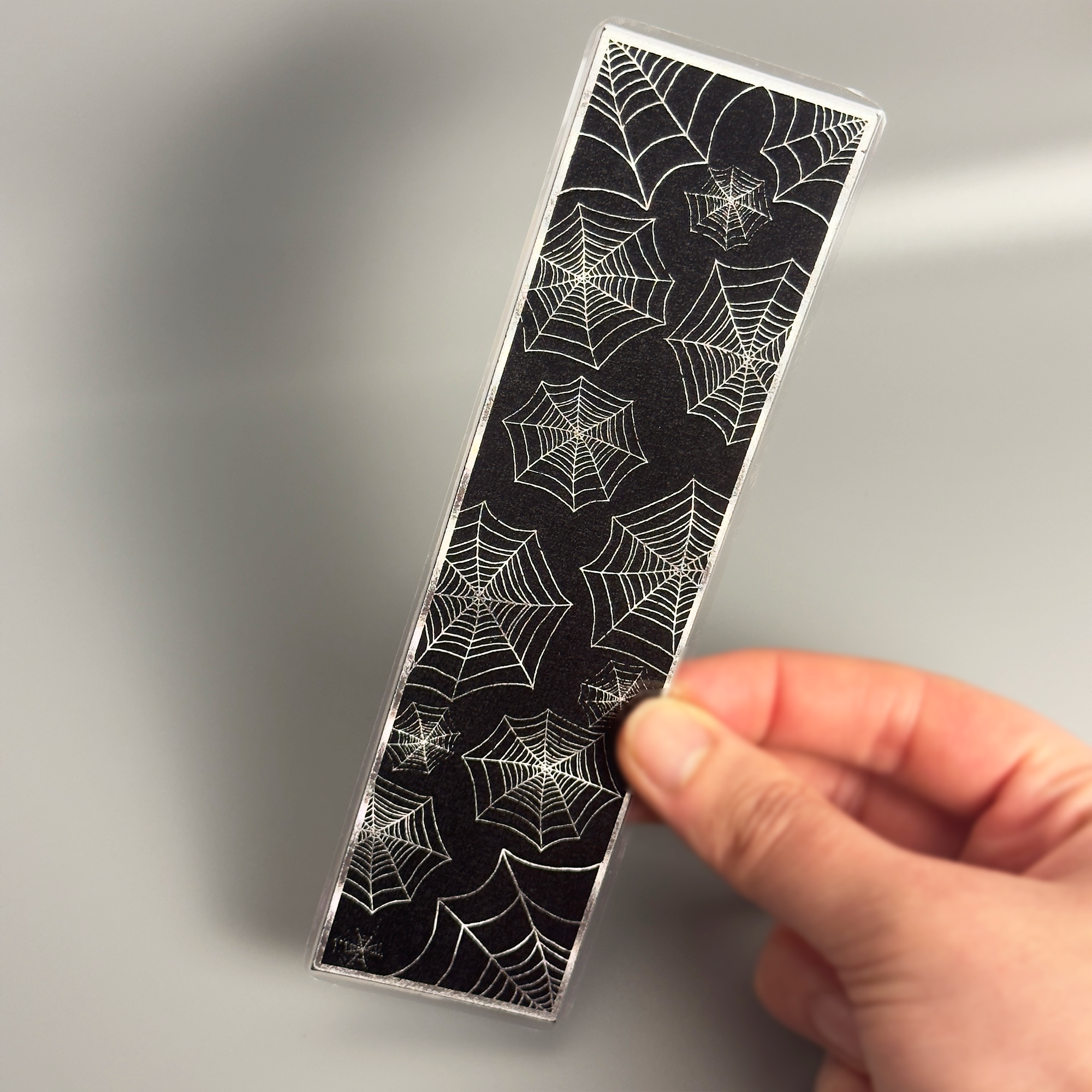 Holografisches Spinnennetz-Lesezeichen mit Folienprägung – Ein Netz aus Lesevergnügen!