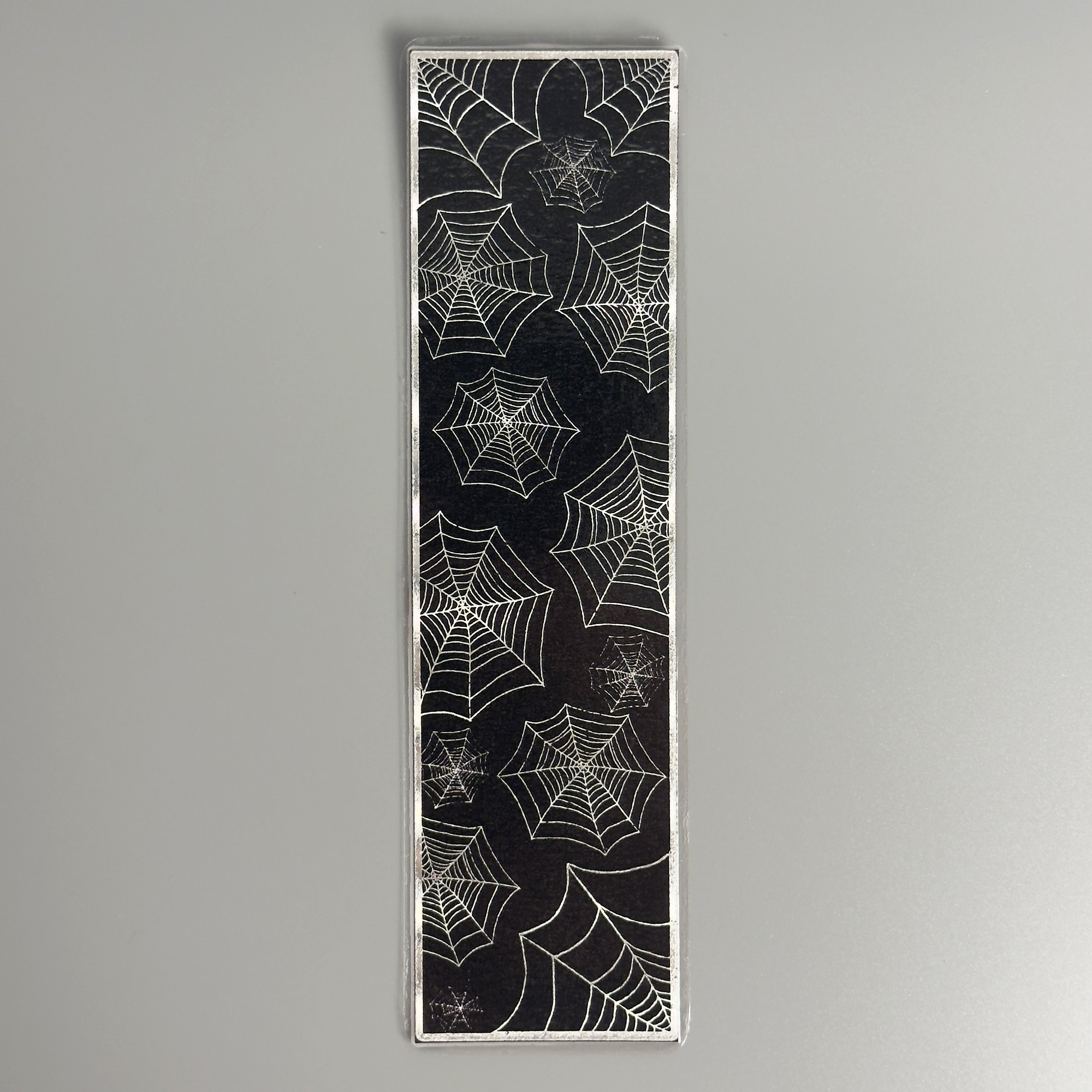 Holografisches Spinnennetz-Lesezeichen mit Folienprägung – Ein Netz aus Lesevergnügen!